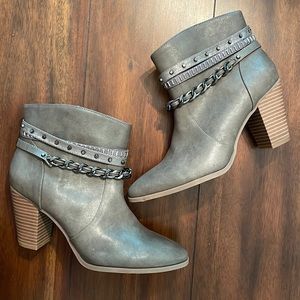 Jennifer Lopez chain detail booties